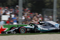 今季はドライバー移籍市場がおとなしかったが、来季は強豪のシートを含めて大きな変動が起きるかもしれない。バルテリ・ボッタス(写真)のメルセデスとの契約は今季限り。2016年末のニコ・ロズベルグの引退を受けて急きょシルバーアローを駆ることになったフィンランド人にとって、2018年はチャンピオンチーム残留をかけた勝負の年となる。しかし開幕戦は、予選Q3で大クラッシュという失態を演じて15番グリッド。レースでは8位完走と残念な結果に終わってしまった。次戦からの挽回を誓いコースを去っていった。(Photo=Mercedes)