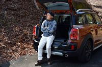 新型「MINIクロスオーバー」には、ラゲッジルームのフロアに置く横長のクッション「ピクニックベンチ」がオプションで用意される。通常は荷室の床下に収納されている。