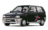 1987年「アルト ワークスRS-X」。これはFF仕様だが、同じくFFの廉価版「RS-S」とフルタイム4WDの「RS-R」があった。RX-XとRS-Rにはダウンフォースを稼ぐというバックドアスポイラーを含むエアロパーツをフル装備して、Cd値=0.34を達成。黒とピンクでまとめられた室内の配色も強烈だった。