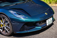 低いフロントフードのフロント左右に配置される縦型のオールLEDヘッドライトは、ウイングにインスパイアされたという「ツインブレードデザイン」が採用されている。グロスブラックのスプリッターやエアブレードは、「エミーラ ファーストエディション」で採用される「ロワーブラックパック」に含まれるアイテム。