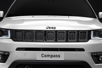 ブラックを基調にダークグレーを部分的にあしらったフロントグリルを採用。ホイールやエンブレムもブラック系カラーで統一されている。