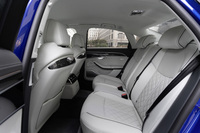 後席の左右には、シートの高さや前後スライド、座面角度といった電動調整機能のほか、エアによるランバーサポートシステムなども備わっている。