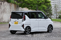 「ムーヴRS」のリアビュー。今回の試乗車両では「ブラックマイカメタリック×シャイニングホワイトパール」の有償外板色(6万6000円)が選択されていた。この2トーンカラーを含め新型「ムーヴ」には13種類の外板色が設定されている。