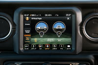 「ローンチエディション」に装備される、8.4インチモニターのナビゲーション機能付きインフォテインメントシステム「Uconnect」。さまざまな表示機能が搭載されており、ドライブトレインの作動状態や、車両の傾きなども確認できる。