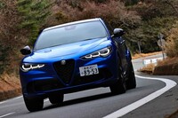 サスペンション形式は、前がダブルウイッシュボーン式、後ろがバーティカルロッド付きのマルチリンク式。電子制御の可変ダンパーが装備されるが、乗り味は基本的に硬めで、ハンドリングを重視した仕様となっている。