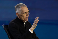 2024年12月に退任したカルロス・タバレス元CEO。2023年の過去最高益達成の際には、米国市場にかなりの無理を強いたようで、全米ディーラー協会の公開書簡では、「2023年の記録的な利益を確保するために行われた、無謀で短期的な意思決定は、米国市場で壊滅的な、しかし予想どおりの結果をもたらした」と強い筆致で批判されている。