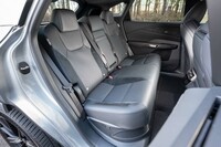 後席は背もたれの断面を最適化することで頭が揺れにくく=酔いにくくしている。