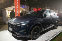 「日産キャシュカイe-POWER」。窓には「あなたの新型キャシュカイが2万6900ユーロ(約442万円)から」と記されている。エンポリで。