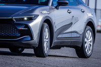 「アドバンdB V553」を装着した「トヨタ・クラウン クロスオーバー」の走行シーン。剛性の最適化とパターンノイズの抑制を図ったプレミアムコンフォートタイヤで、「ヨコハマ史上最高の静粛性」がうたわれている。「電動化対応」や「EV専用」タイヤにおいて、静粛性の向上は最も重要な開発要素とされている。