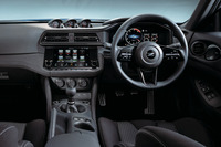 スポーティーな「バージョンS」のインストゥルメントパネルまわり。インテリアの仕様はベースグレードと共通で、シンプルな趣となっている。