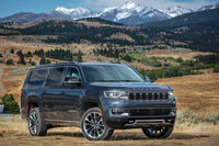 ジープのフルサイズSUV「ワゴニア」。ロングボディーの「ワゴニアL」や豪華絢爛(けんらん)な「グランドワゴニア」もラインナップされる。きらびやかなラグジュアリーSUVなのに、山野やカントリーの背景が絶妙に似合う。