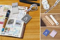 マスキングテープ(550円)は歴代ジムニーのプロファイルが描かれていてかわいい。鉛筆(3本セット、726円)は東京都檜原村のヒノキを用いたこだわりの一品。表紙にアピオのロゴが入ったミニスケッチブック(20枚つづり、297円)は世界最小クラスの50×38mm。ブルー、ピンク、グレーが用意される。