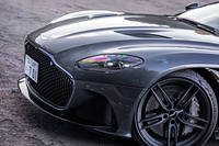 大きな開口部を持つ「DBSスーパーレッジェーラ」のフロントセクション。「DB11」との違いが最も顕著に表現されている、外観上のパートだ。