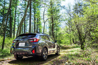 新型「クロストレック」の外板色は、写真の「マグネタイトグレー・メタリック」を含む全9色の設定。オプションのルーフレールは、「ツーリング」グレードの場合ブラック塗装が施される。