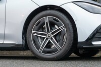 後輪駆動車ながら255/45R19のタイヤサイズは前後同じ。ホイールには空気の巻き込みを抑えるカバーが付いている。