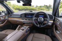 内装では「AMGラインインテリア」を廃止。内装色はバヒアブラウンとブラックのツートンで、トリムにはブラウンのウォールナットウッドが用いられている。