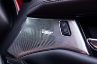 試乗車にはオプションのBoseサウンドシステムが装備されていた。一般的にドアに設置されるウーファーを前方カウルサイドに移動し、高音用のツイーターのみをドアに装着。ウーファー用の比較的大きな穴をドアから排することで、キャビンの静粛性を向上させているという。