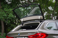 荷室については、ガラスハッチが備わっていたり、テールゲートを開けると自動でトノカバーが開いたりと、実用性にも配慮がなされている。