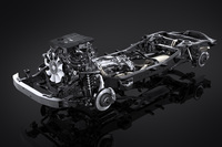 「GX550」に採用された「GA-Fプラットフォーム」と、フロントに縦置きされた最高出力353PS、最大トルク650N・mを発生する3.5リッターV6ツインターボエンジン。トランスミッションは10段ATを組み合わせている。トランスファーのセンターディファレンシャルには、トルセンLSDやセンターデフロックを内蔵する。