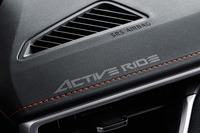 ダッシュボードに「ACTIVE RIDE」の専用ロゴがレーザー刻印されている。