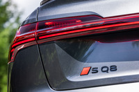 車名変更に伴いリアのエンブレムは「e-tron S」から「S Q8」にリニューアルされている。「SQ8スポーツバックe-tron」の車両本体価格は1492万円。
