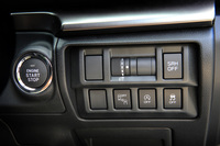 「XV」には「アイサイト」のほかにも、グレード別設定ないしメーカーオプションで、後側方警戒支援システムとハイビームアシストからなる「アドバンスドセイフティパッケージ」や、ステアリング連動ヘッドランプなどが用意されている。