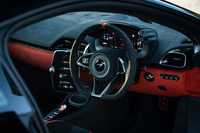 車内のインターフェイスも既存のモデルとは大きく異なり、インフォテインメントシステムには8インチHD タッチスクリーンを採用。OTA(オーバー・ジ・エア)によるアップデートにも対応するなど、機能も先進的なものだった。