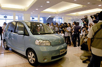 トヨタ自動車の張富士夫社長と「ポルテ」を囲む報道陣。