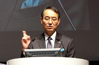 富士重工業の竹中恭二代表取締役社長。ニューモデルのR2について、「ユーザーにとってふさわしいパッケージングはどういうモノか? それをデザインすると、魅力的なクルマができる」とコメントした。