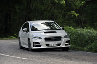 ワインディングロードを行く「レヴォーグ」。コーナリング中、フロント内輪にブレーキをかけることで旋回能力をアップさせる「アクティブ・トルク・ベクタリング」を装備する。