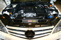 エンジンは基本1.8リッターコンプレッサーと2.5リッターNAの2タイプ。AMGモデルは6.3リッターV8を搭載する