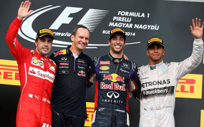 ハンガリーGPを制したレッドブルのダニエル・リカルド(右から2番目)。フェラーリのフェルナンド・アロンソ(一番左)は2位、メルセデスのルイス・ハミルトン(一番右)はピットスタートから3位表彰台にのぼった。(Photo=Red Bull Racing)