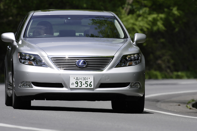 【スペック】LS600h “versionU・I package”:全長×全幅×全高=5030×1875×1475mm/ホイールベース=2970mm/車重=2320kg/駆動方式=4WD/5リッターV8DOHC32バルブ(394ps/6400rpm、53.0kgm/4000rpm)、交流同期電動機(224ps、30.6kgm)/価格=1220万円(テスト車=1392万5150円)