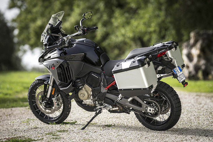 世界的なアドベンチャーバイクのブームもあって、今やドゥカティで最も売れるモデルに成長した「ムルティストラーダV4」シリーズ。今回の大幅改良モデルは、2024年9月に発表された。