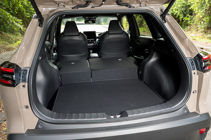 後席格納時の荷室容量は901リッター。背もたれの跡地との段差がちょっと大きいが、荷室側とフラットにするためのディーラーオプションが用意されている。