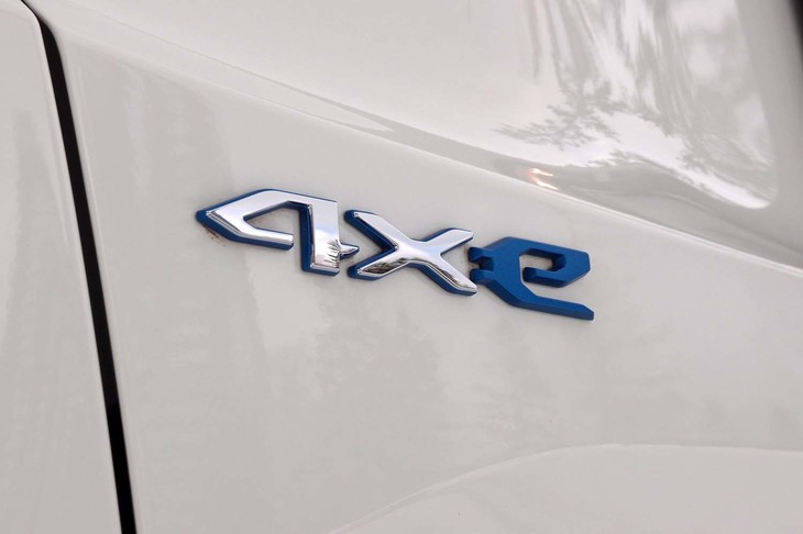 リアには電動の4WDモデルであることを示す「4xe(フォーバイイー)」のエンブレムが添えられる。