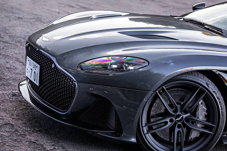 大きな開口部を持つ「DBSスーパーレッジェーラ」のフロントセクション。「DB11」との違いが最も顕著に表現されている、外観上のパートだ。