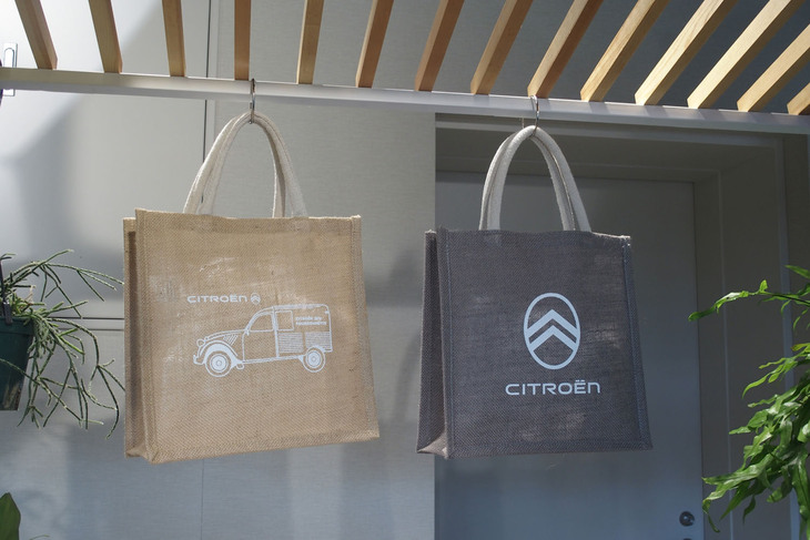 「シトロエン・ベルランゴ」の発表イベント会場に並んだ展示物。