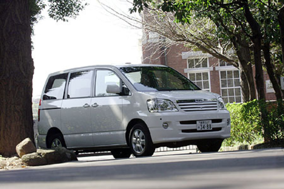 ノア　④ トヨタ ノア 2022年モデル HYBRID X E-Fourの価格・性能・装備