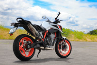 「890デュークR」は、これ1台でデイリーユースからツーリング、サーキットでのスポーツ走行までこなせる、柔軟なマシンだった。