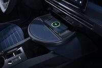 ダッシュボードに備わるコーヒーテーブル。最初は「車内に必要?」と思っていたが、存外に機能的だった。