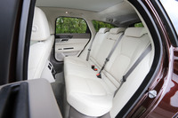 リアシートは4:2:4の3分割可倒式。シートヒーターなどからなるオプションの「リアコンフォートパック」が装備されていた。