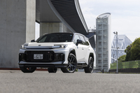 新型「トヨタRAV4」はHEVが2025年末に、PHEVが2026年3月に発売。国内向けには準ガソリンエンジン搭載モデルの設定がなくなった。