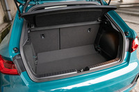 荷室容量は、従来モデルより65リッター多い335リッターで、後席を倒せば1090リッターまで拡張が可能。床面の高さを調整できるフロアボードも用意されている。