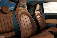 サイドサポート部分の張り出しが小さいブラウンのフルレザー仕様スポーツシートを採用。