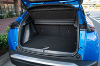 荷室容量は従来モデルより74リッター大きい434リッター。可動式のフロアボードを上段にセットすると、荷室開口部や格納時の後席背もたれと、床面が同じ高さになる。