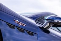 純内燃機関モデルは最高出力490PSの「モデナ」と同550PSの「トロフェオ」をラインナップ。いずれも3リッターV6ツインターボエンジンが搭載される。今回は車両本体価格が2998万円となるトロフェオに試乗した。