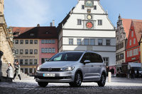 石畳の道を行く「ゴルフトゥーラン」。最近、ドイツの一部都市では、排出ガスに問題のある古いディーゼル車、ガソリン車を締め出す動きが出ているが、トゥーランのディーゼル車は「ユーロ6」に適合しているので、今のところはそうした地域でも走ることができる。