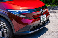 今回試乗したのは車両本体価格が473万8800円の「リーフB5 X」。最上級の「G」グレードではフロントグリル部分に左右のヘッドランプを結ぶようにLEDランプが備わるが、このXグレードでは省略されている。