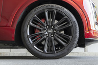 タイヤサイズは275/40R22と、ベースモデルよりひとまわりリム径が拡大。高い動力性能を受け止めるべく、フロントブレーキにはブレンボ製6ピストンキャリパーが装備される。